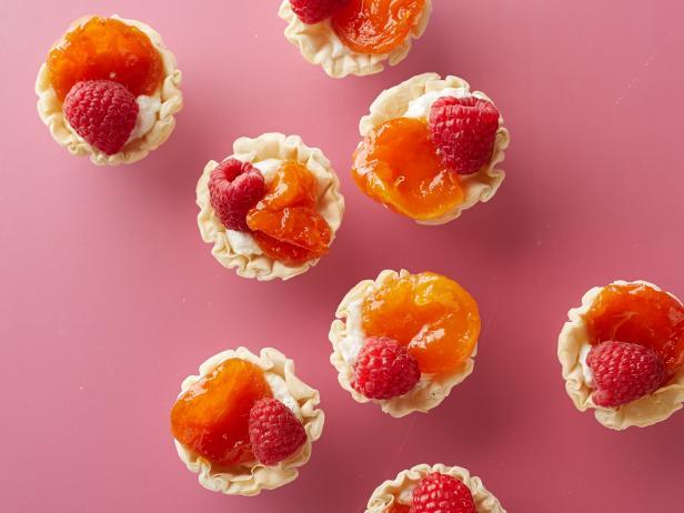 Фото Тарталетки с абрикосами и малиной