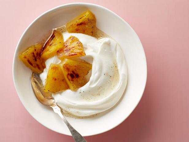 Фото Греческий йогурт с печёными ананасами в апельсиново-медовом сиропе