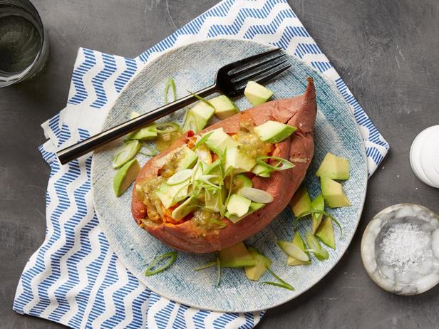 Фаршированный картофель с курицей и авокадо