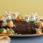 Торт с кроликами и морковками из клубники