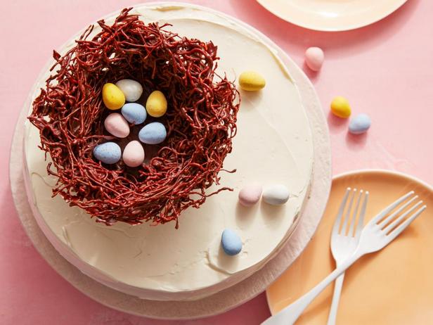 Пасхальный торт с птичьим гнездом и мини-яйцами