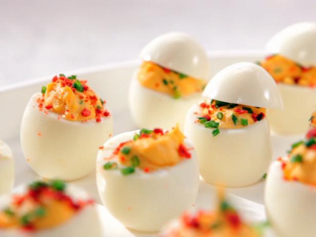 Фото Фаршированные яйца с крышечками
