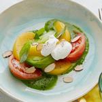 Салат с помидорами, персиками и рикоттой