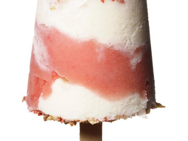 Фото Мороженое на палочке «Клубничный шорткейк»