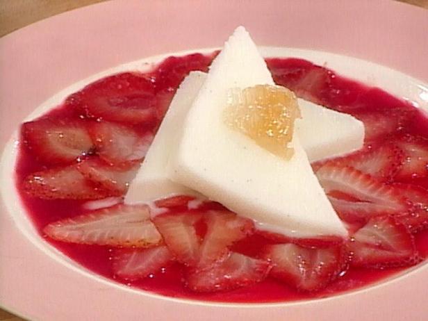 Фото Тёплый клубничный салат с ванильным замороженным йогуртом