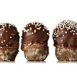 Мороженое-сэндвич с пончиками «Тройной шоколад»
