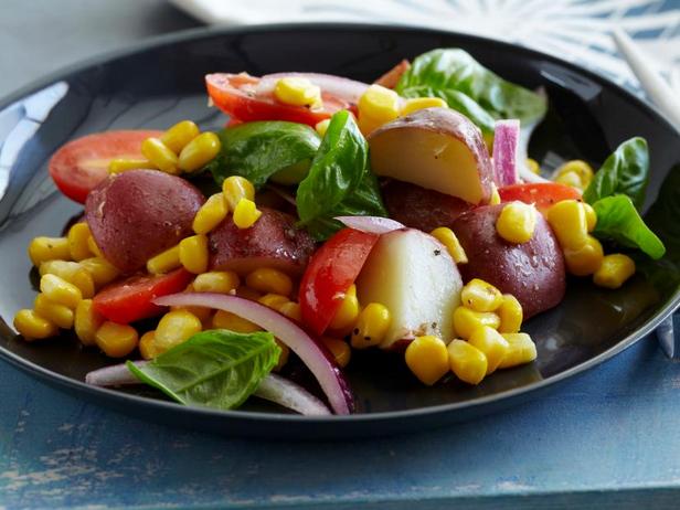 Как приготовить - Картофельный салат с помидорами, кукурузой и базиликом
