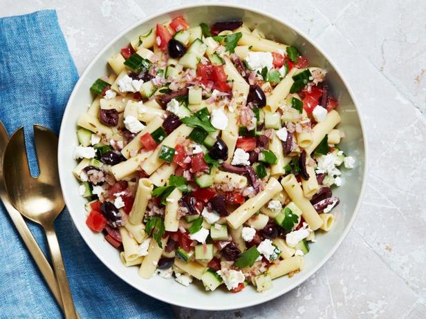 Фото Греческий салат с макаронами, фетой и оливками