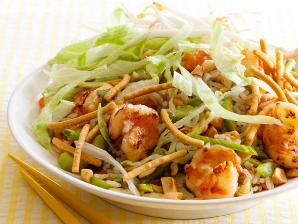 Фото Азиатский салат с рисом и жареными креветками