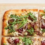 Пицца с колбасным фаршем, руколой и виноградом