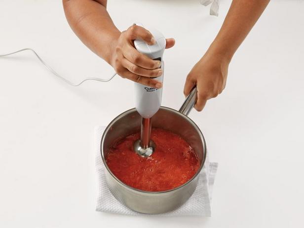 Взбейте персиковый соус при помощи блендера