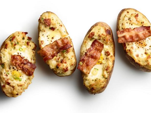 Фото Дважды запечённый картофель с яичницей и беконом