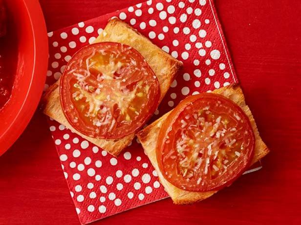 Фото Горячий бутерброд с помидором и чесноком