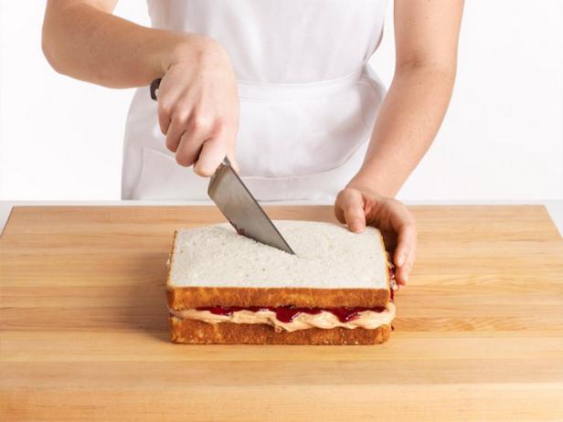 Разрежьте торт как сэндвич по диагонали