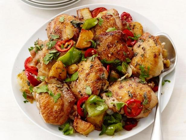 Фото Жареная курица с перцами на сковороде