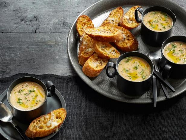 Как приготовить - Суп из печёного чеснока и кростини с сыром азиаго