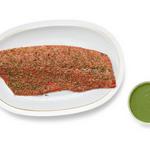 Пряный лосось с соусом из зелени