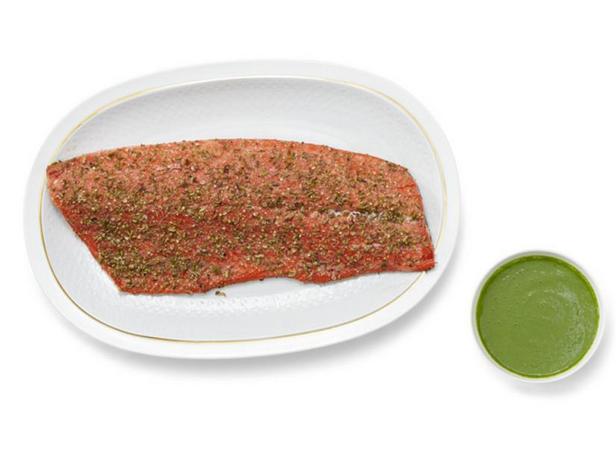Фото Пряный лосось с соусом из зелени