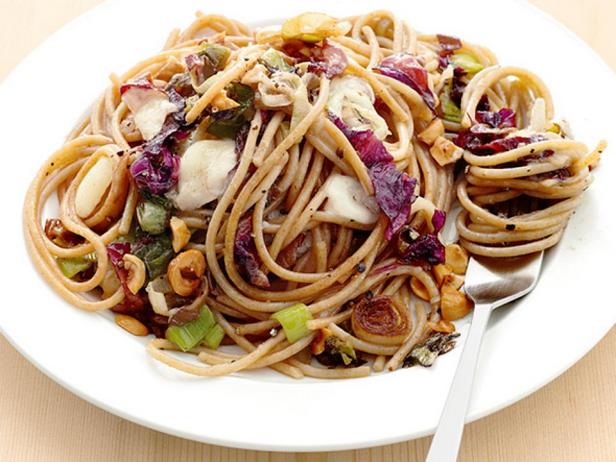 Цельнозерновые спагетти с луком-пореем и фундуком
