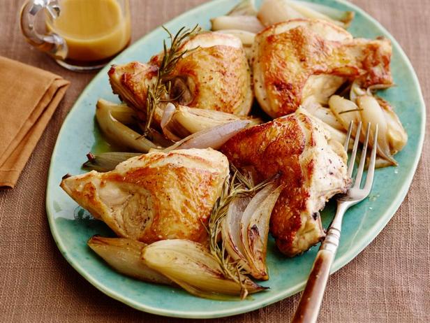 Курица с луком-шалот, запечённая в духовке и соус из розмарина
