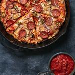 Пицца «Пепперони» в чугунной сковороде
