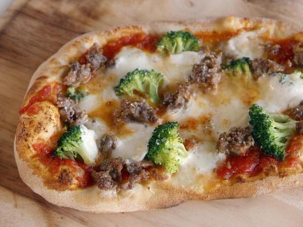Фото Пицца с колбасой и брокколи
