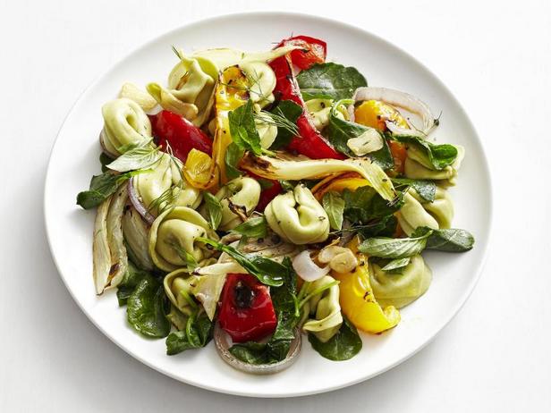 Тёплый салат с тортеллини и печёными овощами