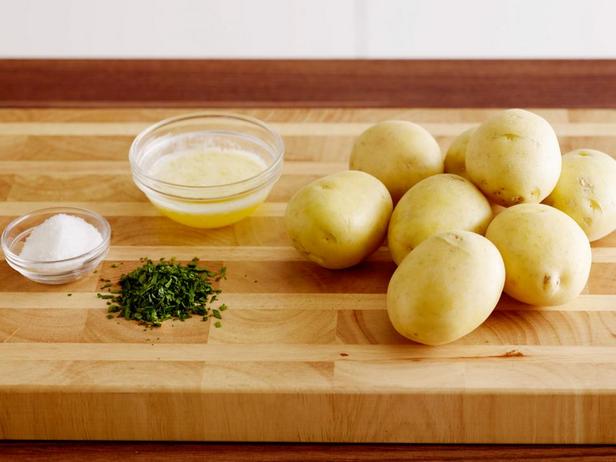 Отварной молодой картофель со сливочным маслом
