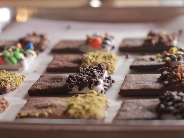 Шоколадное печенье с разными топпингами
