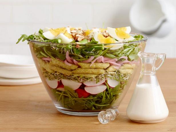 Весенний слоёный салат со спаржей в кисломолочной заправке