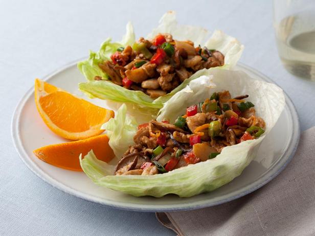 Куриные грудки по-китайски на листьях салата
