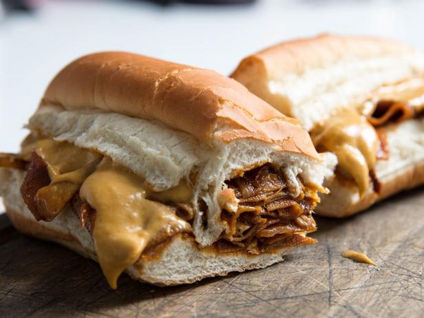 Фото Сэндвич со стейком и плавленным сыром «Чизстейк»