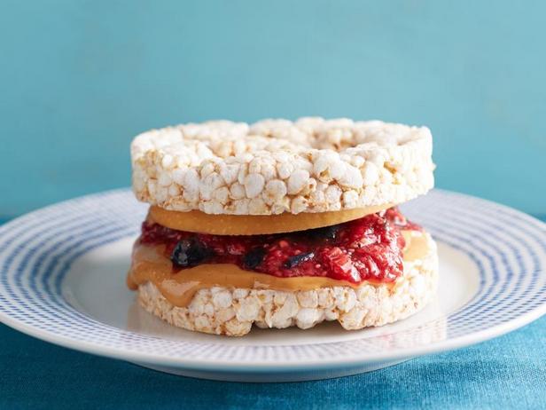 Фото Полезные сэндвичи с арахисовой пастой и джемом из свежих ягод
