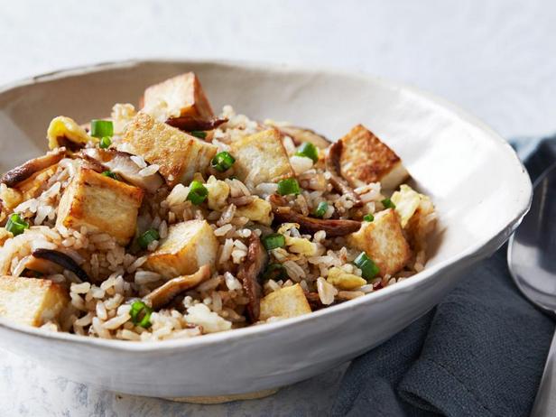 Жареный рис с тофу, имбирём и грибами шиитаке