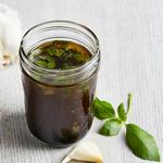 Салатный дрессинг из бальзамического уксуса и оливкового масла