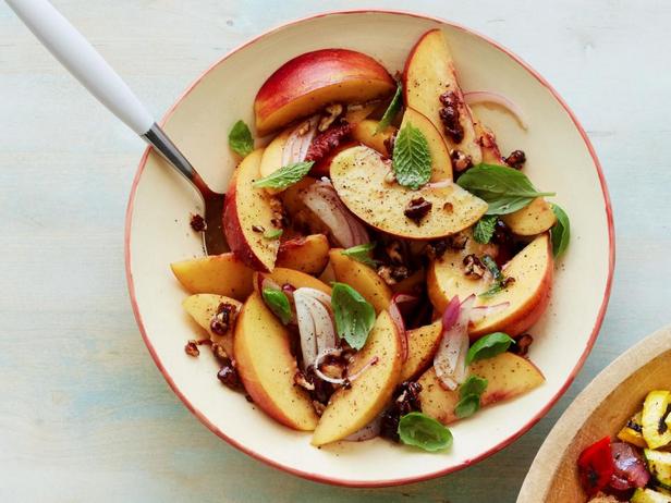 Салат с персиками, грецкими орехами и луком