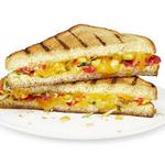 Горячий сэндвич с сыром и кукурузой