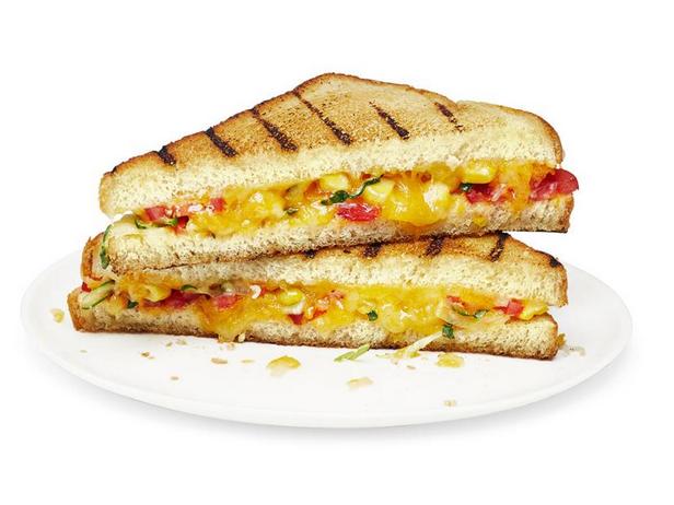 Фото Горячий сэндвич с сыром и кукурузой