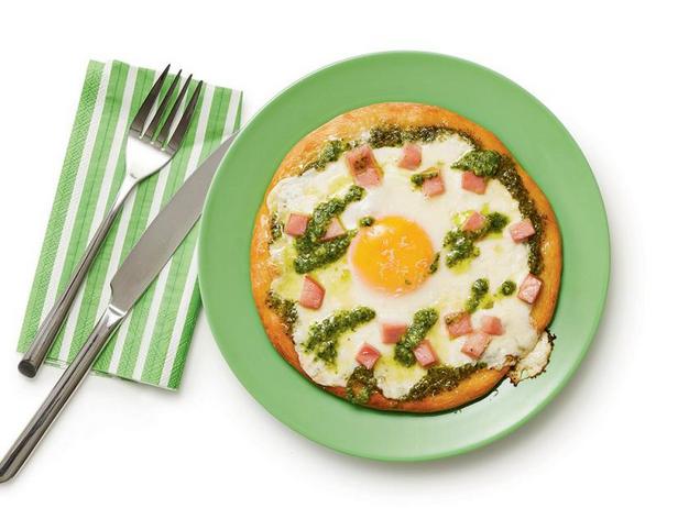 Фото Зелёная пицца с ветчиной и яичницей
