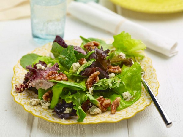 Зелёный салат в заправке из коричневого масла, бальзамического уксуса и грецких орехов