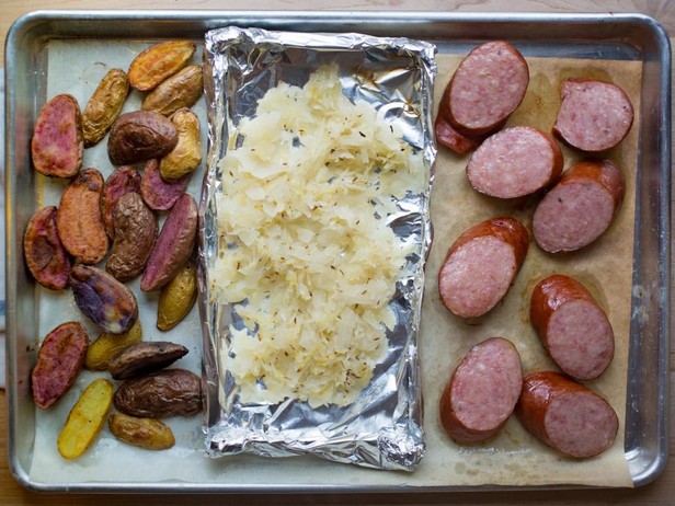 Ужин на противне: колбаса, картошка и квашеная капуста