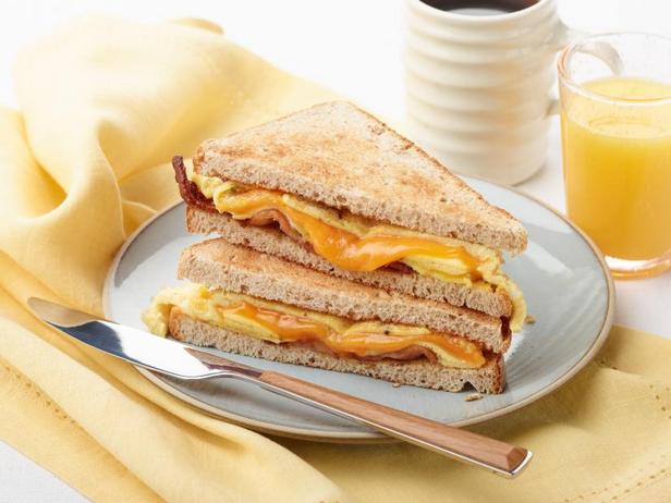 Фото Быстрый сэндвич с яичницей, беконом и сыром
