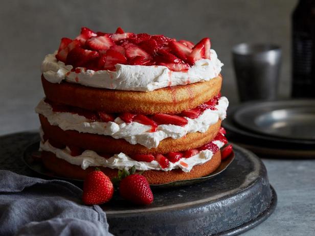 Фото Клубничный торт с красным элем