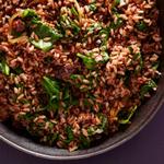 Красный рис со шпинатом и сушёной вишней