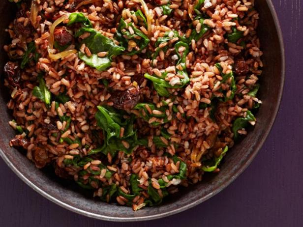 Фото Красный рис со шпинатом и сушёной вишней