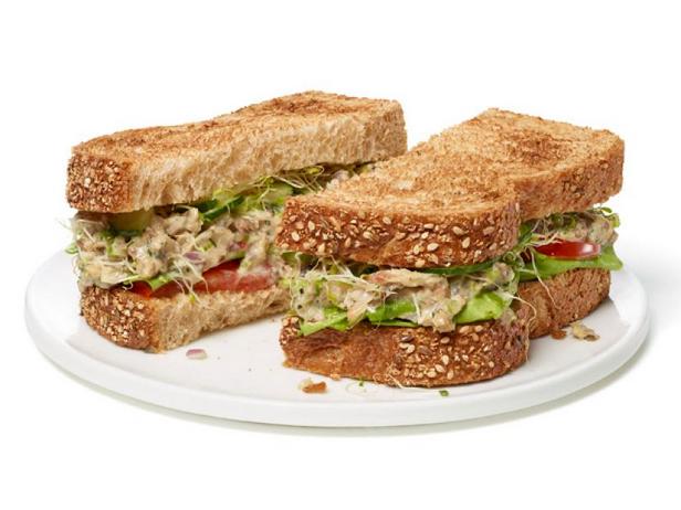 Фото Сэндвич с салатом из сардин