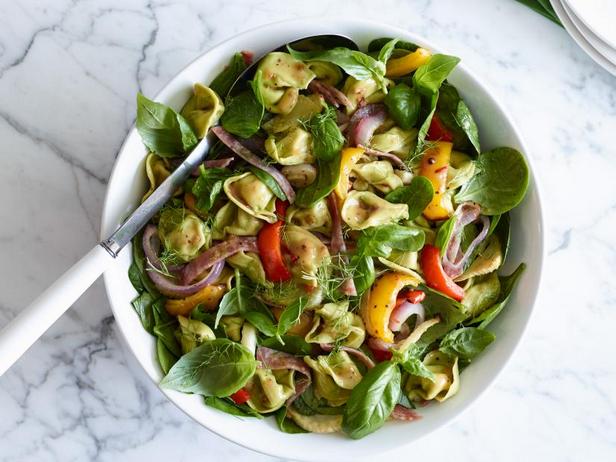 Фото Тёплый салат из тортеллини с чесноком и зеленью