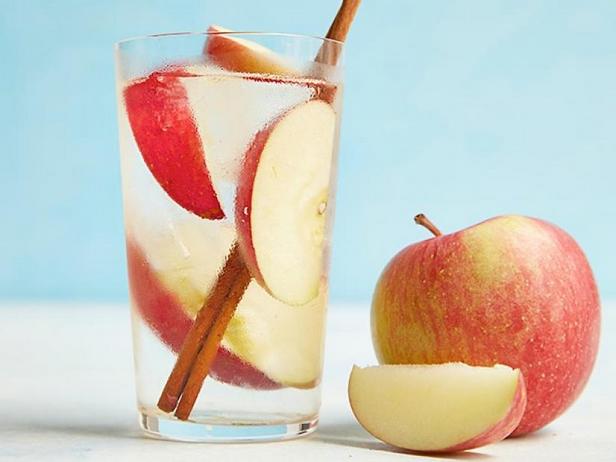 Фото Вода со вкусом яблока и корицы