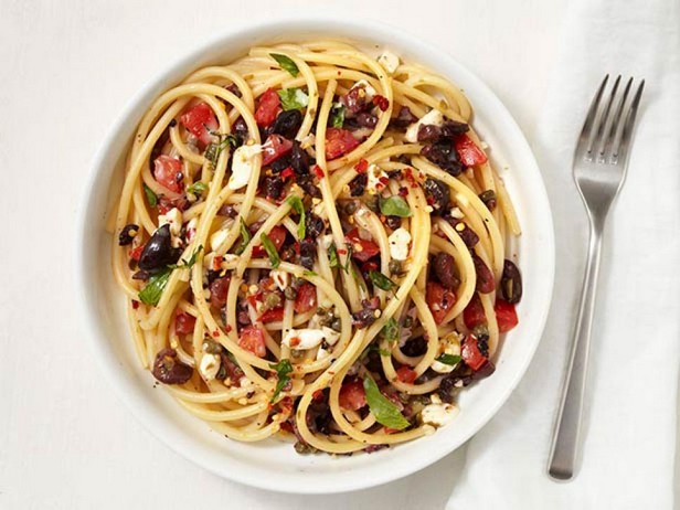 Спагетти с помидорами, маслинами и каперсами