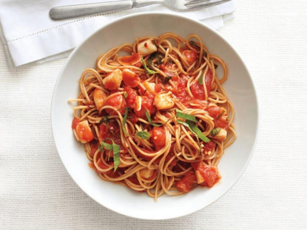 Спагетти и морские гребешки, тешеные в соусе маринара